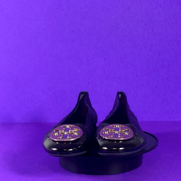 TORY BURCH Claire Quilted Black Ballet Flats with Gold Emblem Shoe 7 NWOB - Picture 2 of 9